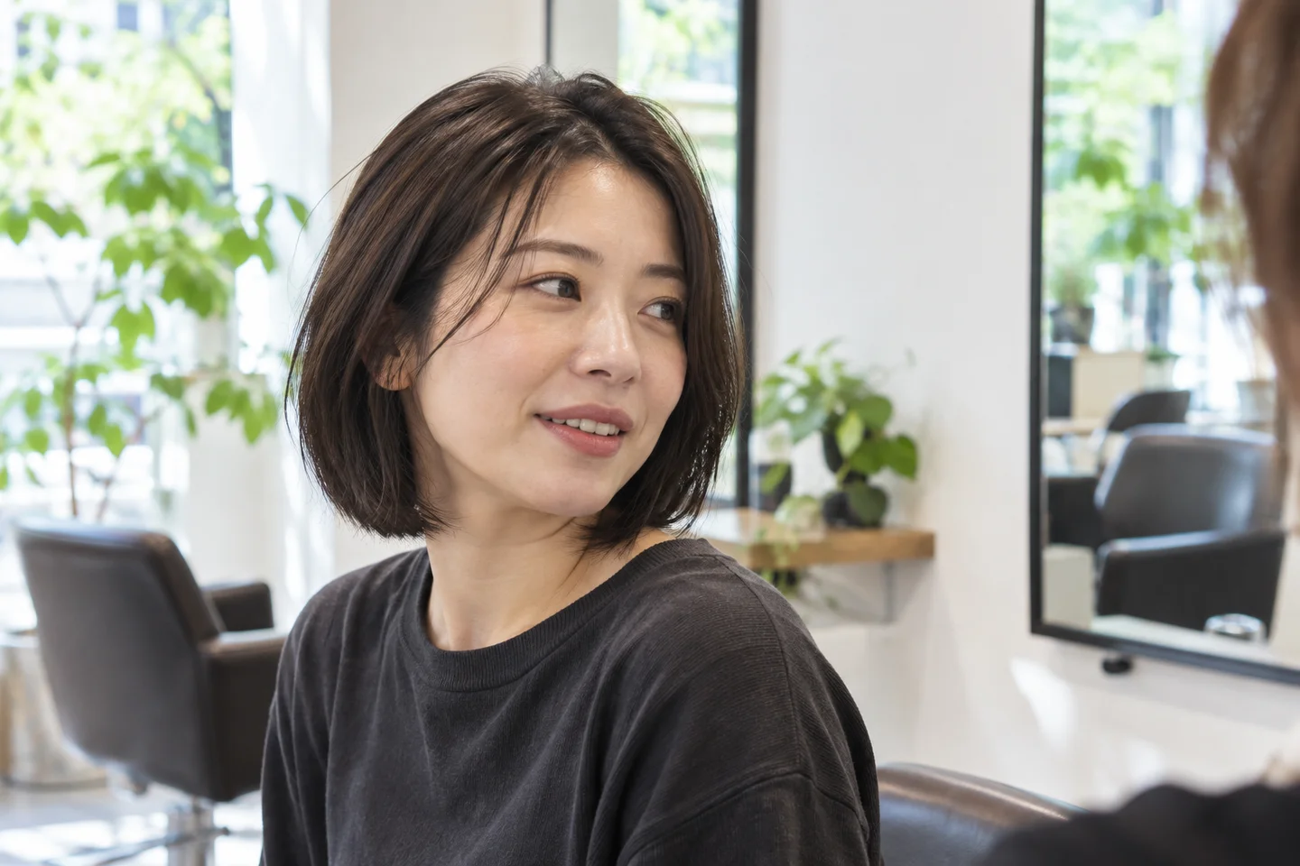 店内の雰囲気とヘアスタイルを一緒に見せる写真の活用イメージ